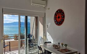 Orange Corner Apartment